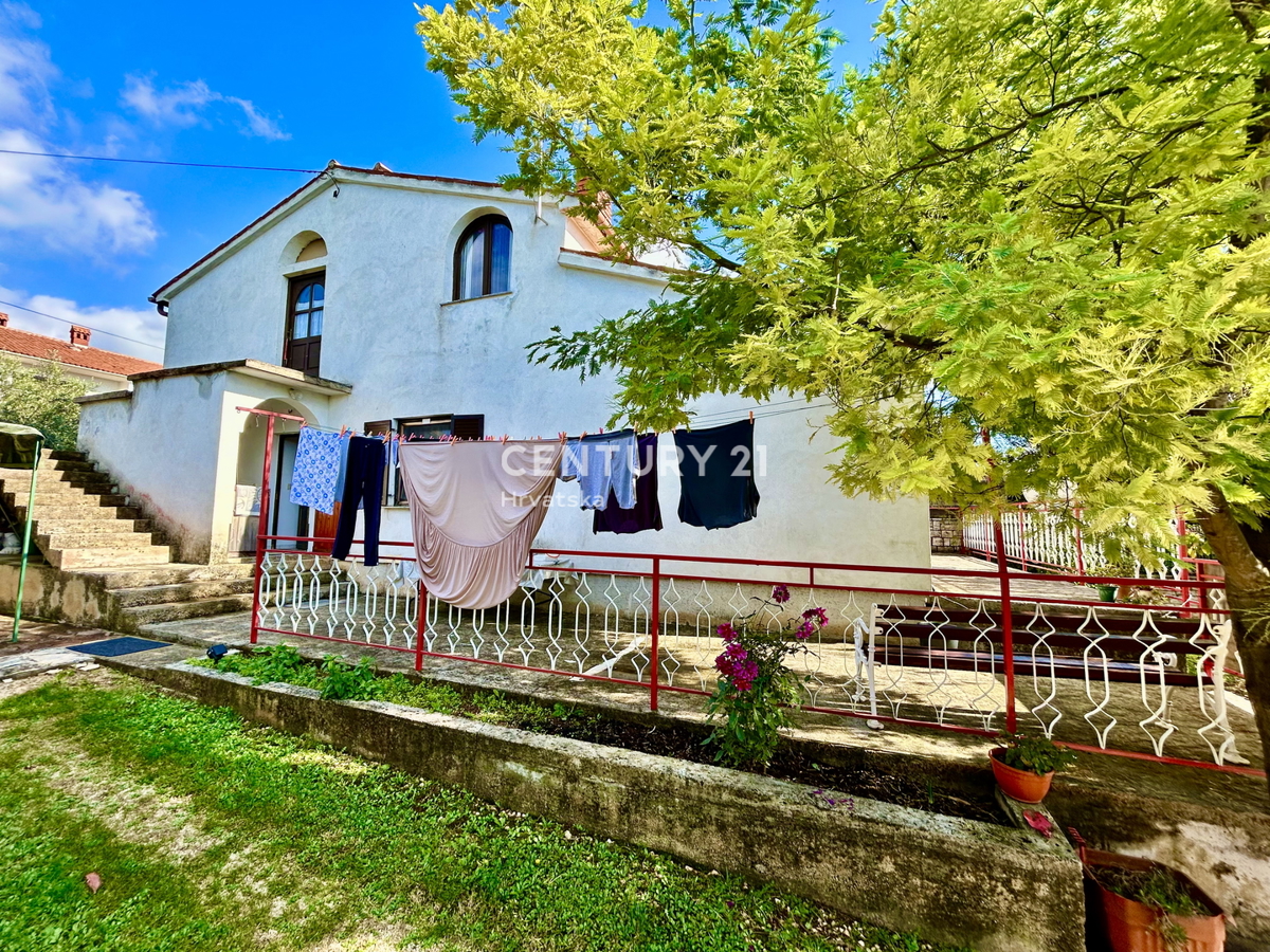 UMAG, OKOLICA, DRUŽINSKA HIŠA S PESTRIM POTENCIALOM