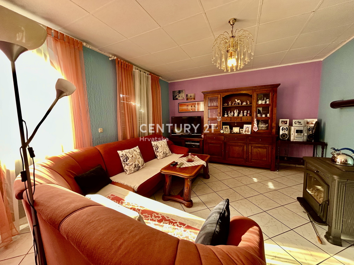 UMAG, OKOLICA, DRUŽINSKA HIŠA S PESTRIM POTENCIALOM