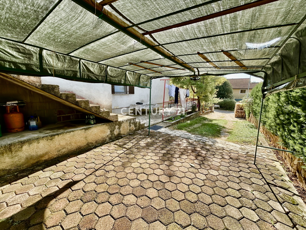 UMAG, OKOLICA, DRUŽINSKA HIŠA S PESTRIM POTENCIALOM