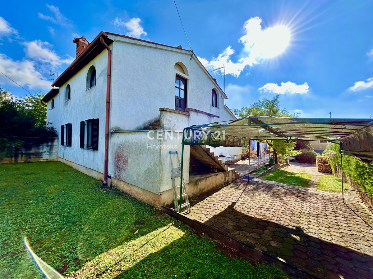 UMAG, OKOLICA, DRUŽINSKA HIŠA S PESTRIM POTENCIALOM