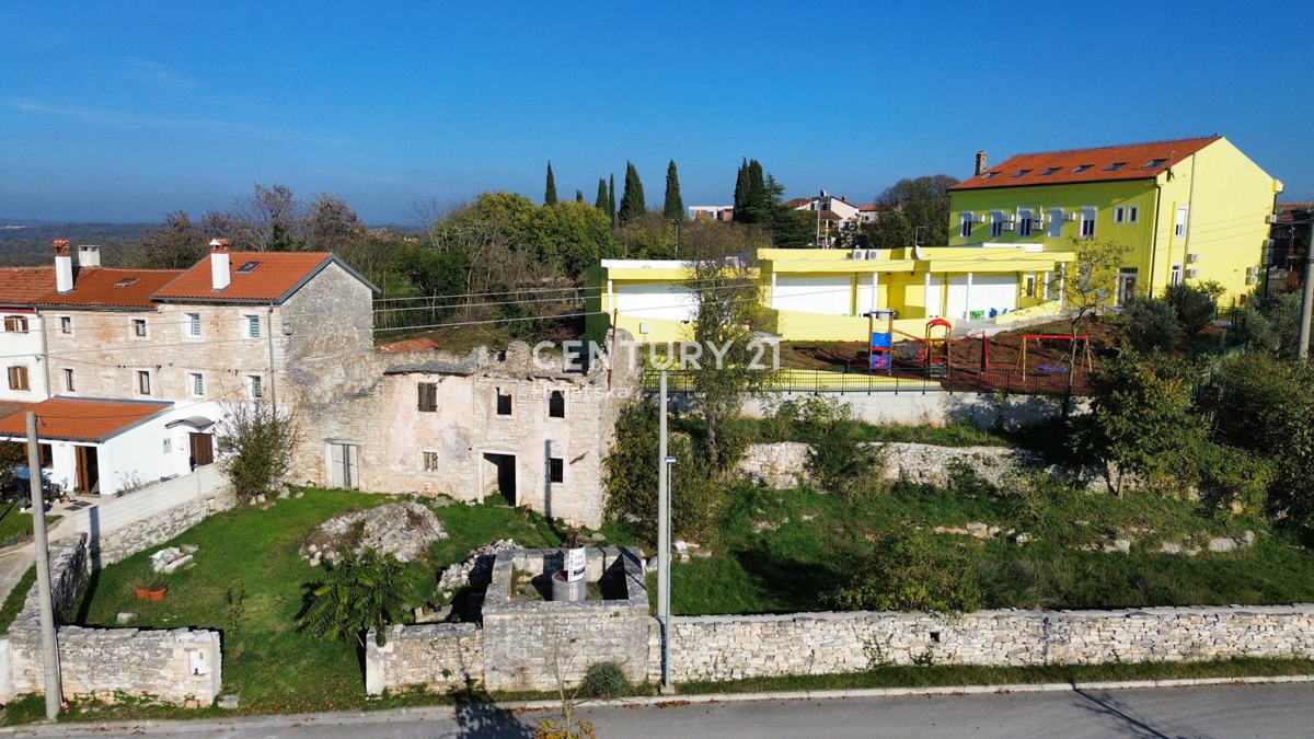 KANFANAR, PRODAJA KAMNITE STARE HIŠE V CENTRU KRAJA Z VELIKIM POTENCIALOM