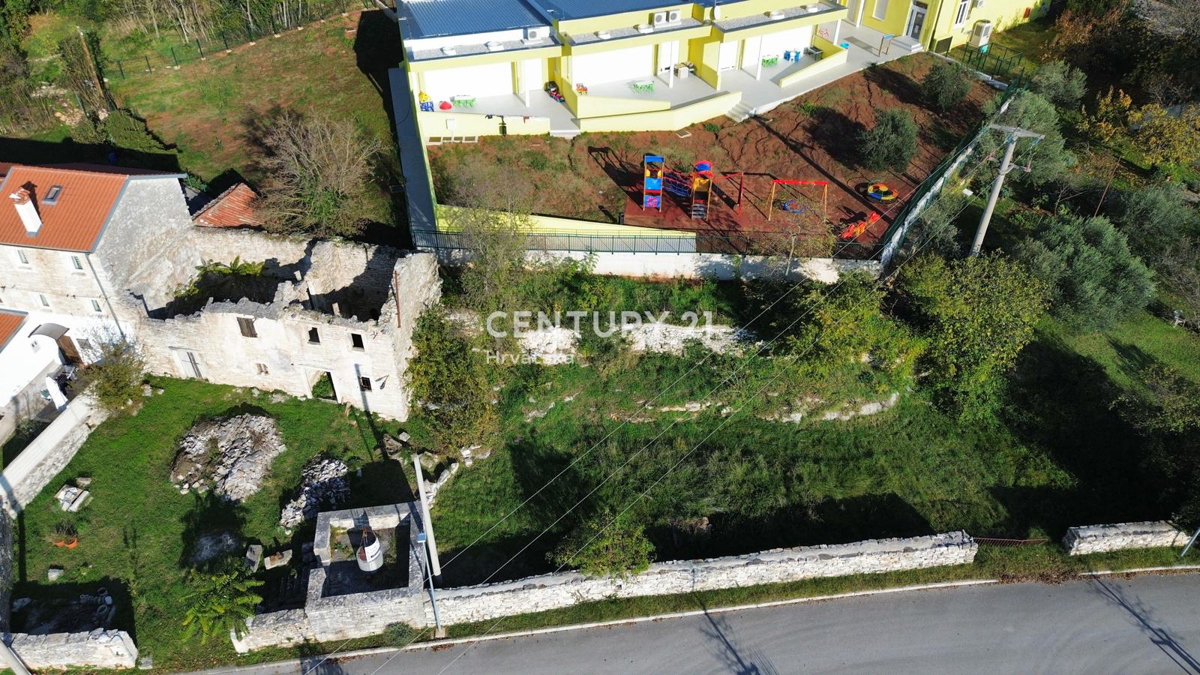 KANFANAR, PRODAJA KAMNITE STARE HIŠE V CENTRU KRAJA Z VELIKIM POTENCIALOM