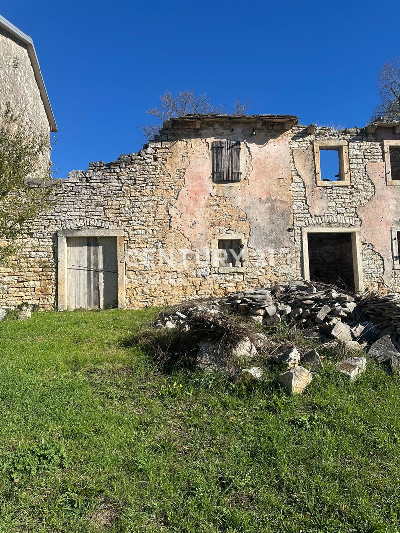 KANFANAR, PRODAJA KAMNITE STARE HIŠE V CENTRU KRAJA Z VELIKIM POTENCIALOM