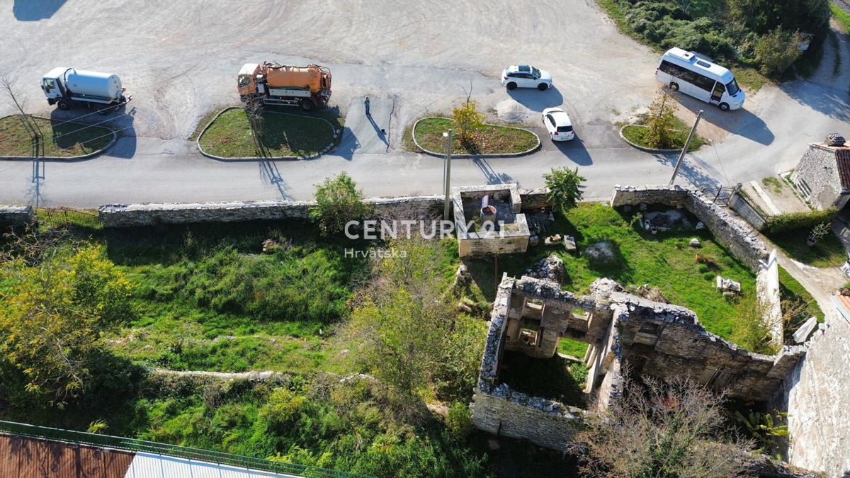 KANFANAR, PRODAJA KAMNITE STARE HIŠE V CENTRU KRAJA Z VELIKIM POTENCIALOM