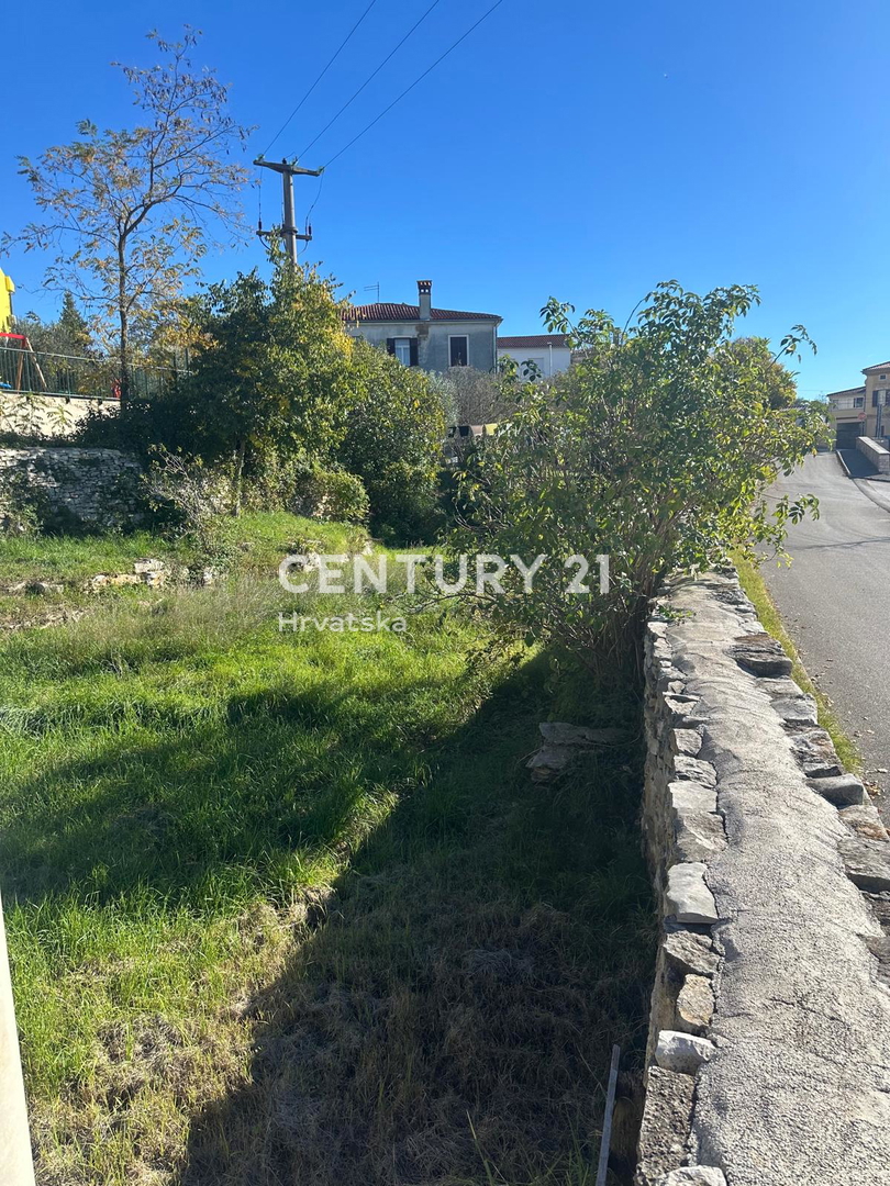 KANFANAR, PRODAJA KAMNITE STARE HIŠE V CENTRU KRAJA Z VELIKIM POTENCIALOM