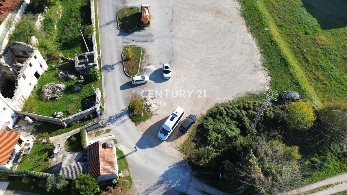 KANFANAR, PRODAJA KAMNITE STARE HIŠE V CENTRU KRAJA Z VELIKIM POTENCIALOM