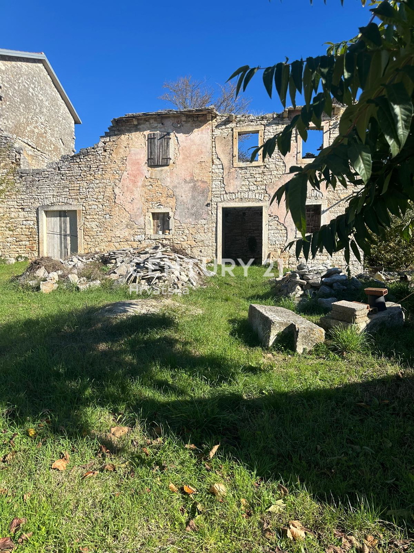 KANFANAR, PRODAJA KAMNITE STARE HIŠE V CENTRU KRAJA Z VELIKIM POTENCIALOM