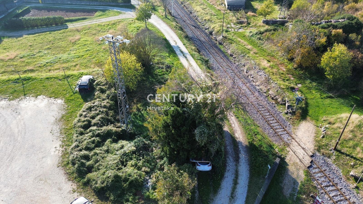 KANFANAR, PRODAJA KAMNITE STARE HIŠE V CENTRU KRAJA Z VELIKIM POTENCIALOM