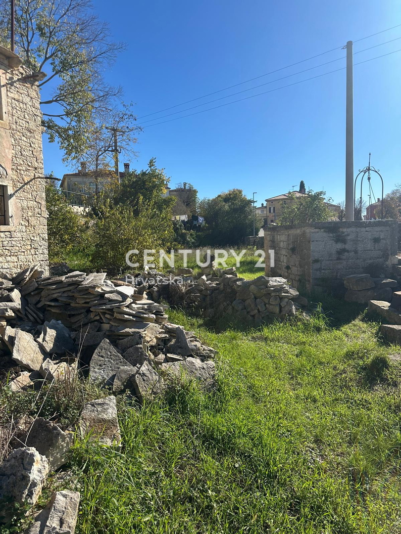 KANFANAR, PRODAJA KAMNITE STARE HIŠE V CENTRU KRAJA Z VELIKIM POTENCIALOM