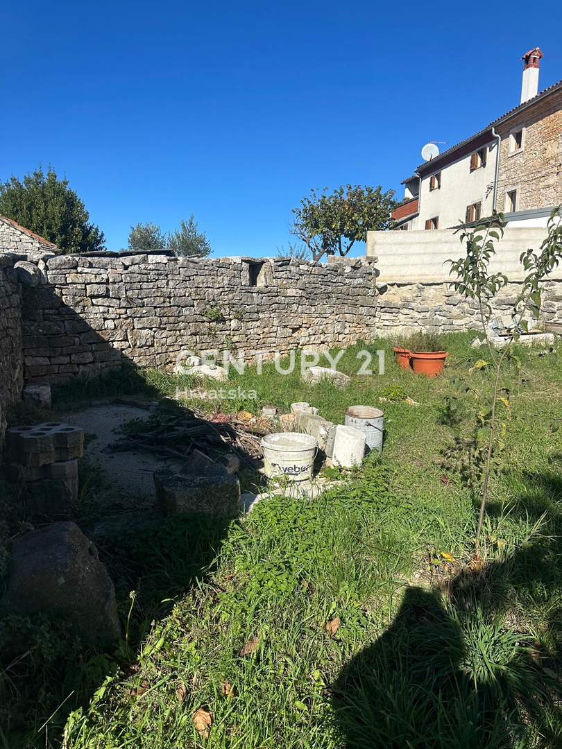 KANFANAR, PRODAJA KAMNITE STARE HIŠE V CENTRU KRAJA Z VELIKIM POTENCIALOM