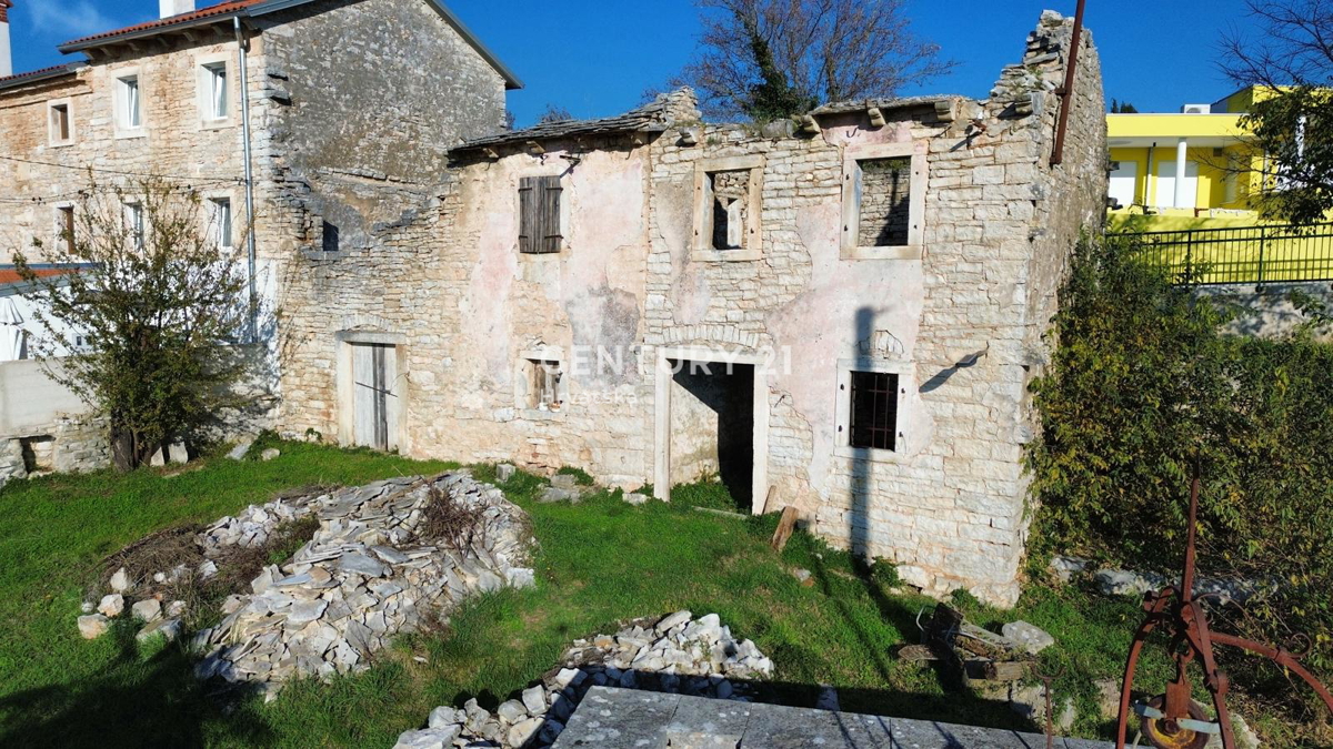 KANFANAR, PRODAJA KAMNITE STARE HIŠE V CENTRU KRAJA Z VELIKIM POTENCIALOM