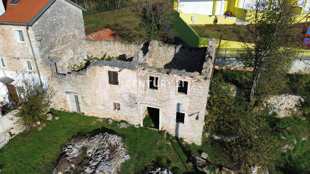 KANFANAR, PRODAJA KAMNITE STARE HIŠE V CENTRU KRAJA Z VELIKIM POTENCIALOM