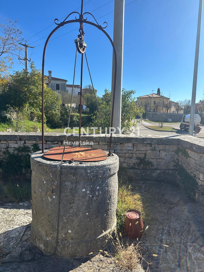 KANFANAR, PRODAJA KAMNITE STARE HIŠE V CENTRU KRAJA Z VELIKIM POTENCIALOM