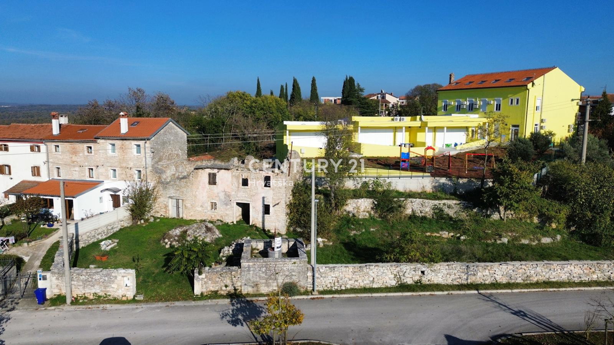 KANFANAR, PRODAJA KAMNITE STARE HIŠE V CENTRU KRAJA Z VELIKIM POTENCIALOM