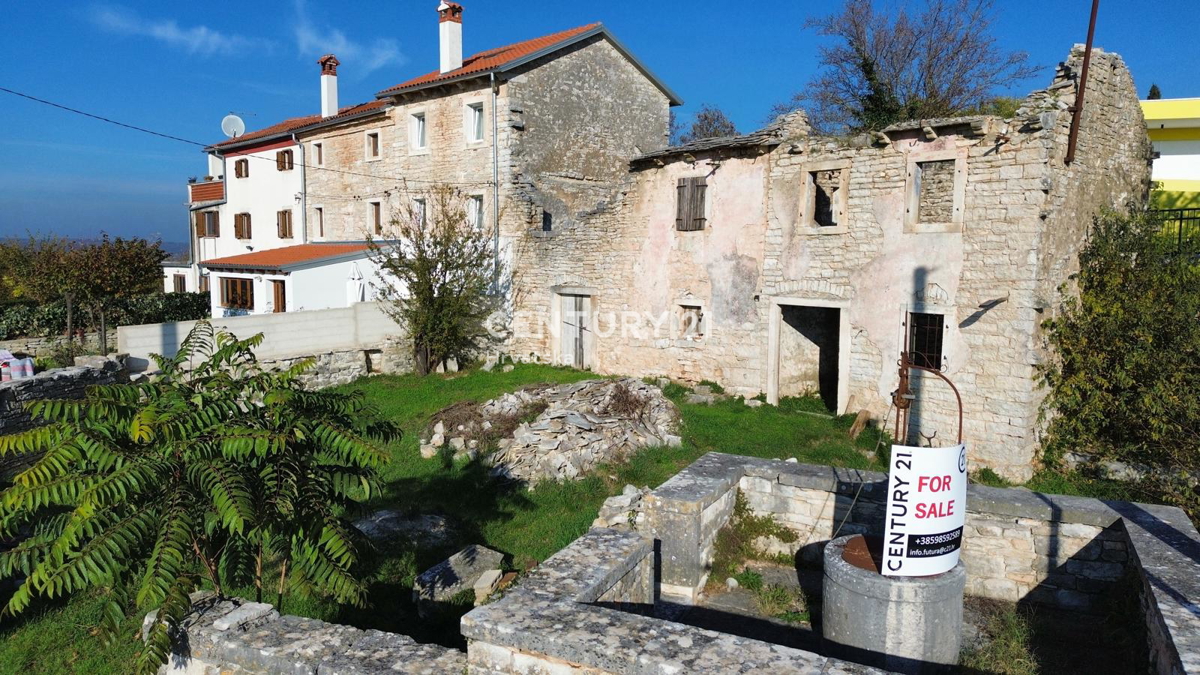 KANFANAR, PRODAJA KAMNITE STARE HIŠE V CENTRU KRAJA Z VELIKIM POTENCIALOM