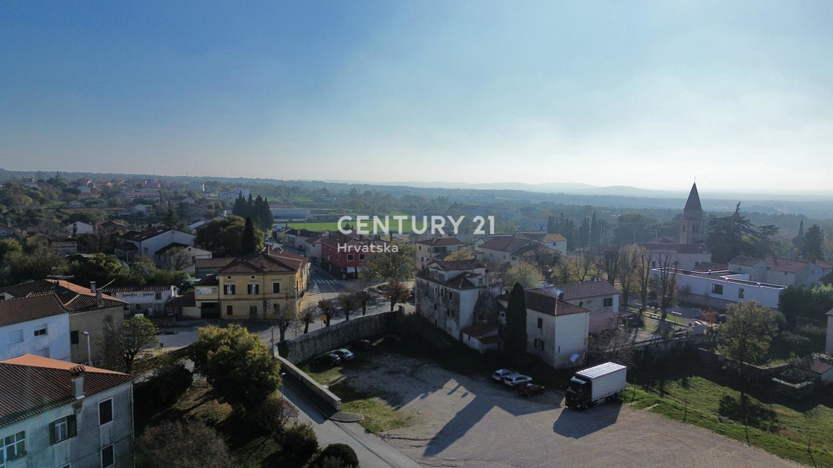 KANFANAR, PRODAJA KAMNITE STARE HIŠE V CENTRU KRAJA Z VELIKIM POTENCIALOM