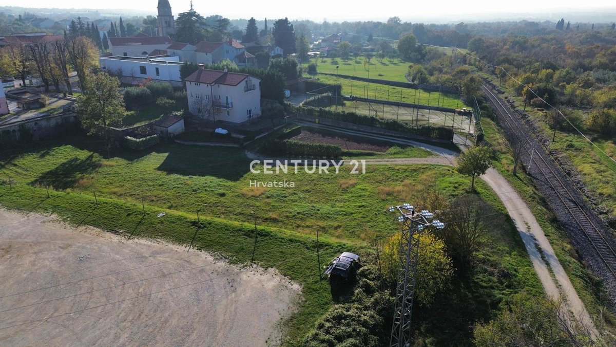 KANFANAR, PRODAJA KAMNITE STARE HIŠE V CENTRU KRAJA Z VELIKIM POTENCIALOM
