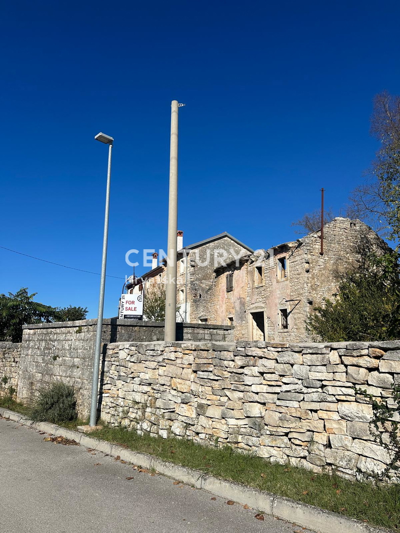 KANFANAR, PRODAJA KAMNITE STARE HIŠE V CENTRU KRAJA Z VELIKIM POTENCIALOM