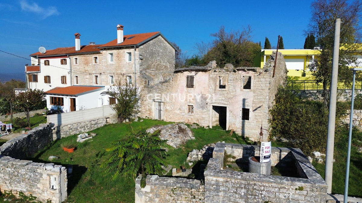 KANFANAR, PRODAJA KAMNITE STARE HIŠE V CENTRU KRAJA Z VELIKIM POTENCIALOM