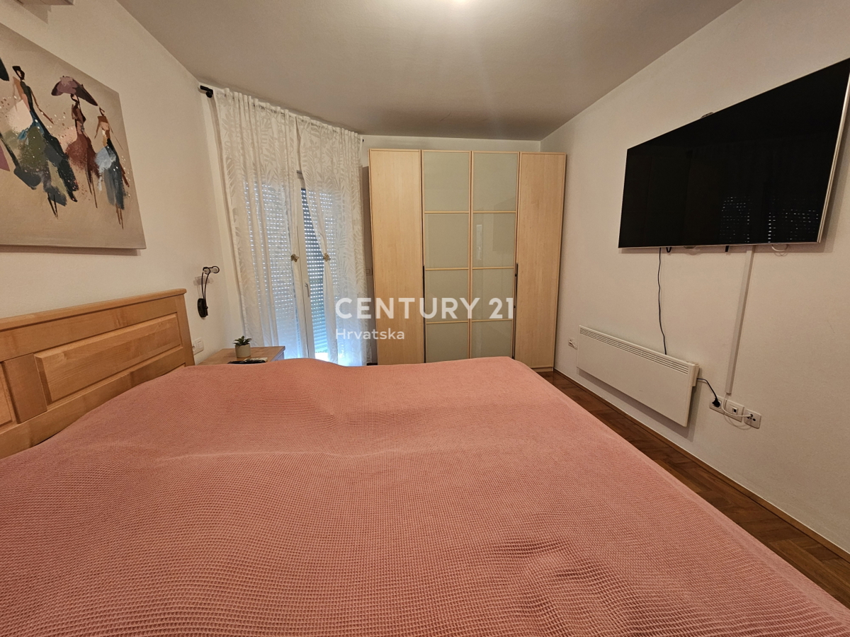 POREČ, DVOSOBNO STANOVANJE Z GARAŽO, 800 M OD MORJA, POGLED NA MORJE