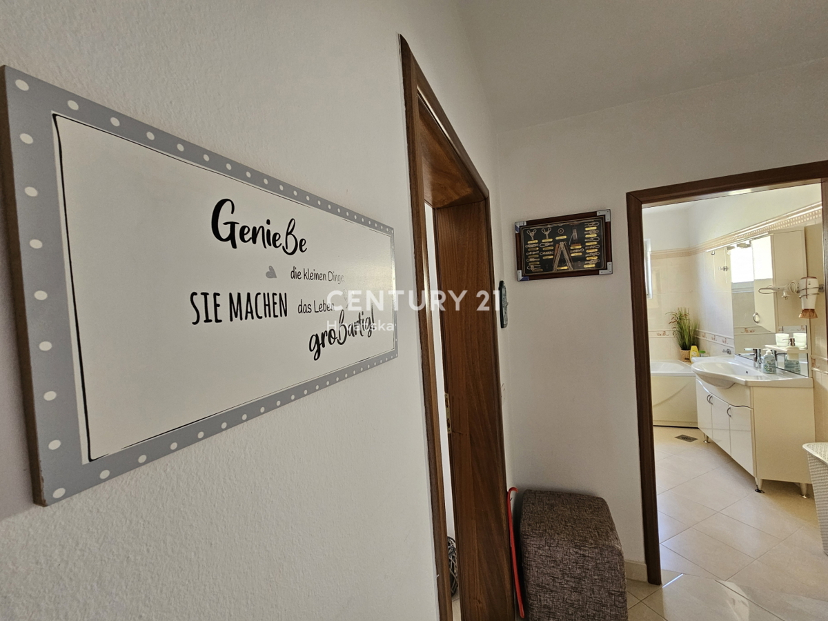 POREČ, DVOSOBNO STANOVANJE Z GARAŽO, 800 M OD MORJA, POGLED NA MORJE