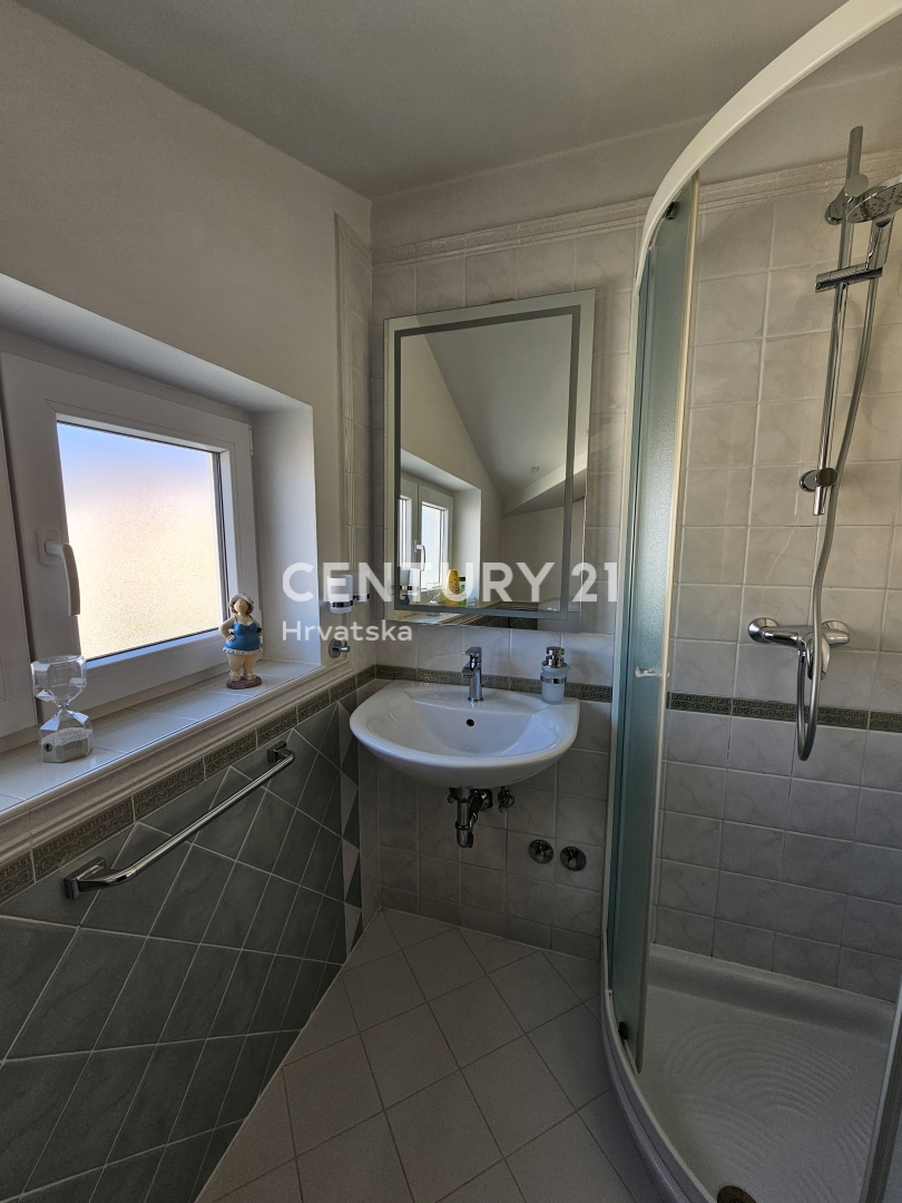 POREČ, DVOSOBNO STANOVANJE Z GARAŽO, 800 M OD MORJA, POGLED NA MORJE