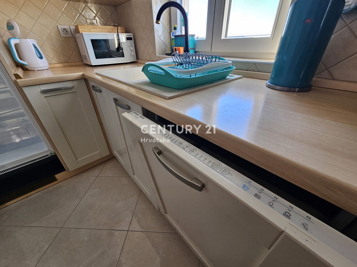 POREČ, DVOSOBNO STANOVANJE Z GARAŽO, 800 M OD MORJA, POGLED NA MORJE