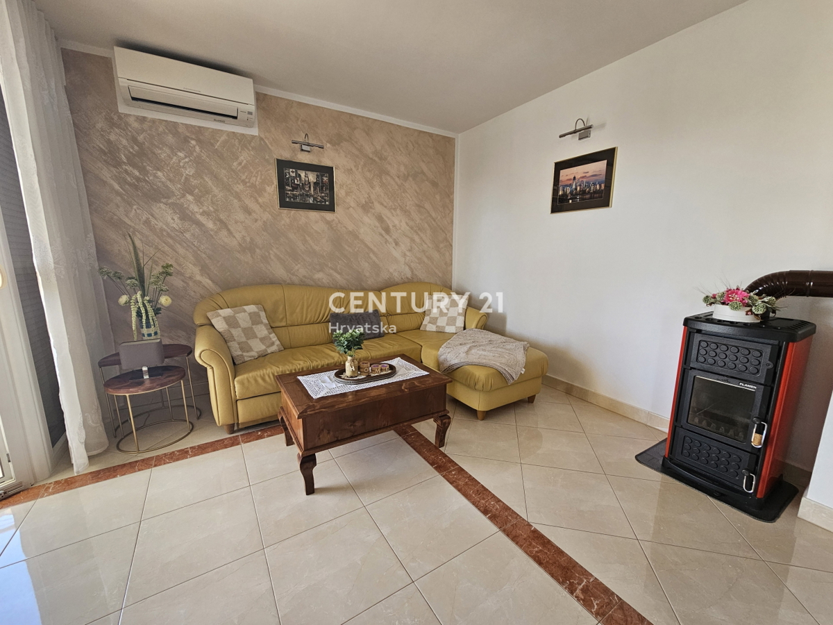 POREČ, DVOSOBNO STANOVANJE Z GARAŽO, 800 M OD MORJA, POGLED NA MORJE