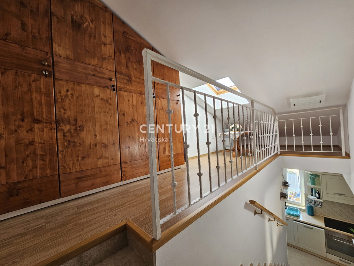 POREČ, DVOSOBNO STANOVANJE Z GARAŽO, 800 M OD MORJA, POGLED NA MORJE