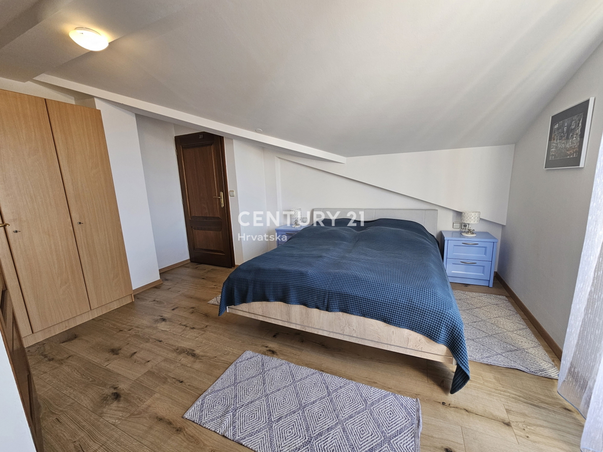 POREČ, DVOSOBNO STANOVANJE Z GARAŽO, 800 M OD MORJA, POGLED NA MORJE