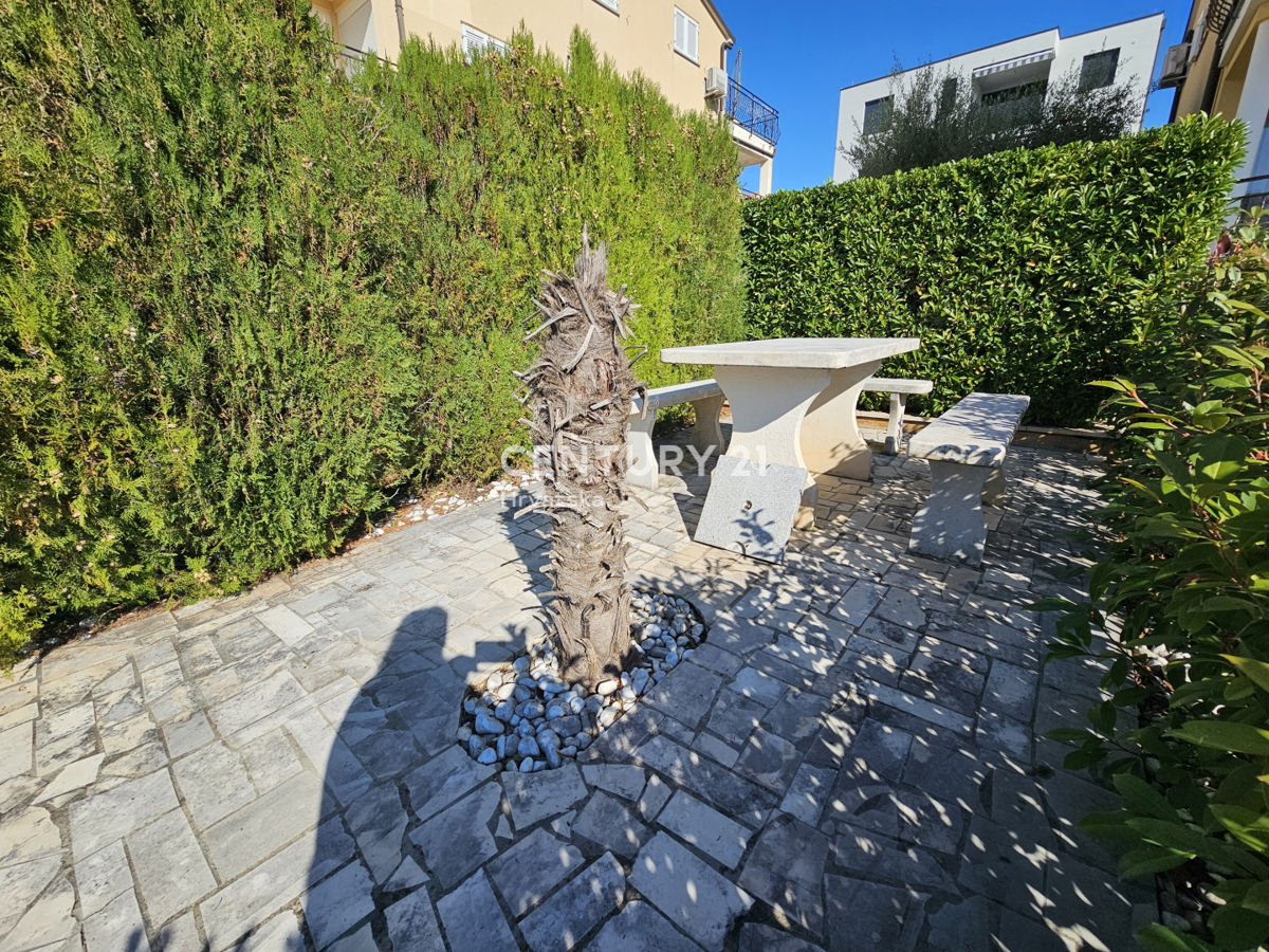 POREČ, DVOSOBNO STANOVANJE Z GARAŽO, 800 M OD MORJA, POGLED NA MORJE