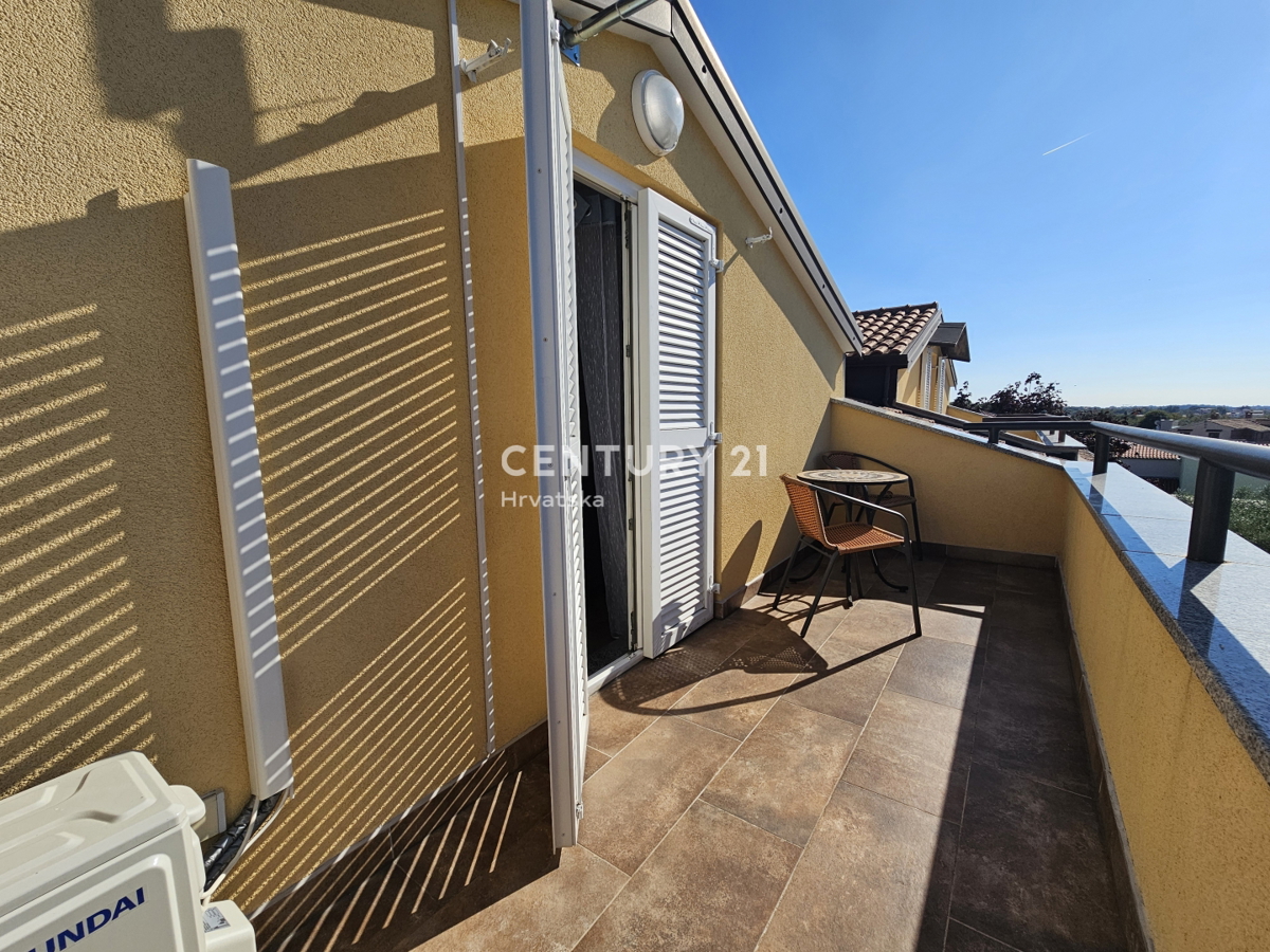 POREČ, DVOSOBNO STANOVANJE Z GARAŽO, 800 M OD MORJA, POGLED NA MORJE