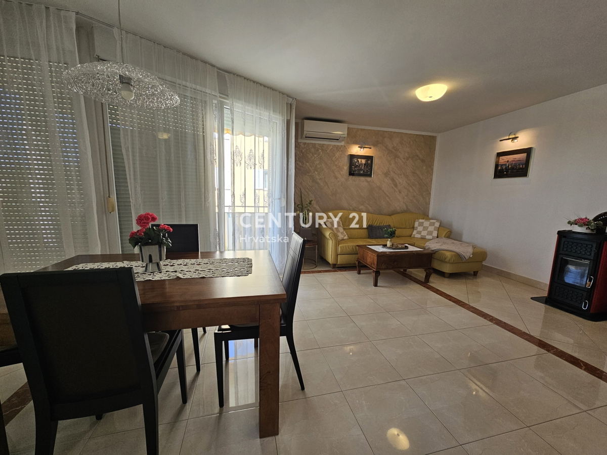 POREČ, DVOSOBNO STANOVANJE Z GARAŽO, 800 M OD MORJA, POGLED NA MORJE