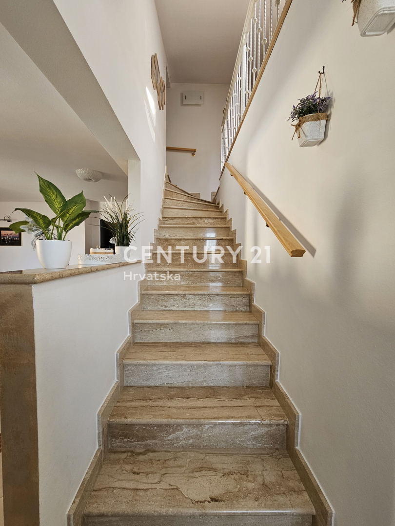 POREČ, DVOSOBNO STANOVANJE Z GARAŽO, 800 M OD MORJA, POGLED NA MORJE