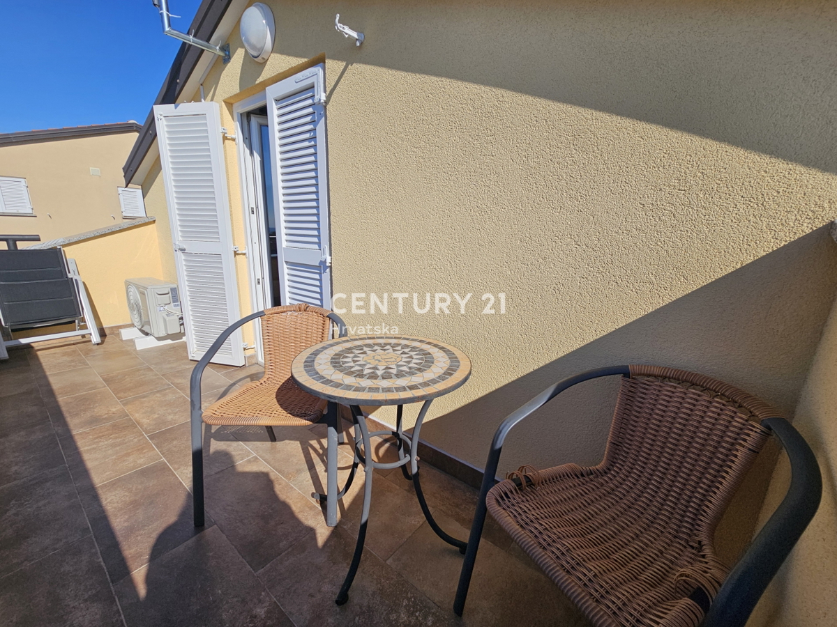 POREČ, DVOSOBNO STANOVANJE Z GARAŽO, 800 M OD MORJA, POGLED NA MORJE