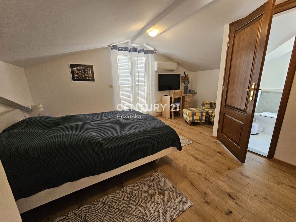 POREČ, DVOSOBNO STANOVANJE Z GARAŽO, 800 M OD MORJA, POGLED NA MORJE