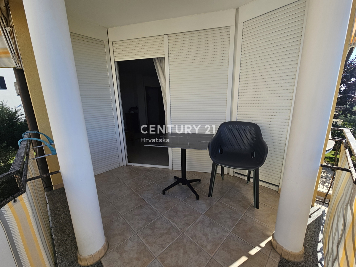 POREČ, DVOSOBNO STANOVANJE Z GARAŽO, 800 M OD MORJA, POGLED NA MORJE