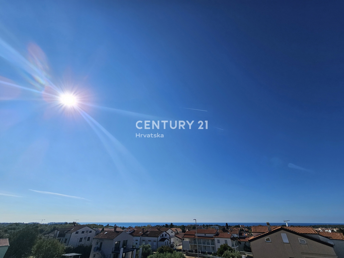 POREČ, DVOSOBNO STANOVANJE Z GARAŽO, 800 M OD MORJA, POGLED NA MORJE