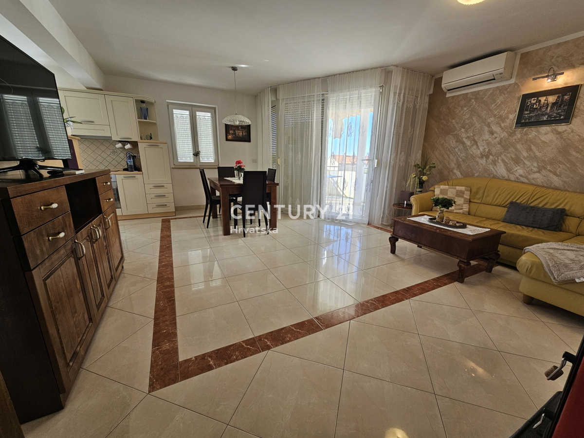 POREČ, DVOSOBNO STANOVANJE Z GARAŽO, 800 M OD MORJA, POGLED NA MORJE