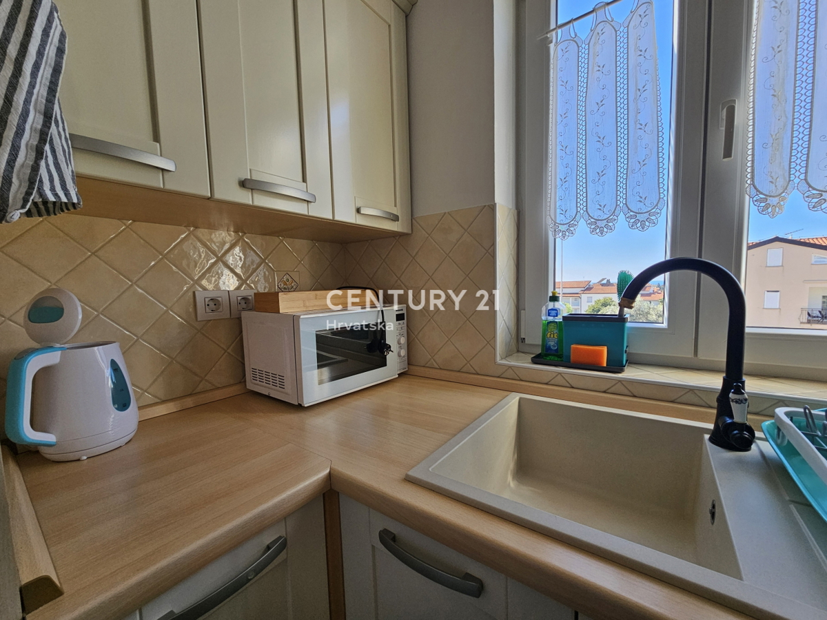 POREČ, DVOSOBNO STANOVANJE Z GARAŽO, 800 M OD MORJA, POGLED NA MORJE