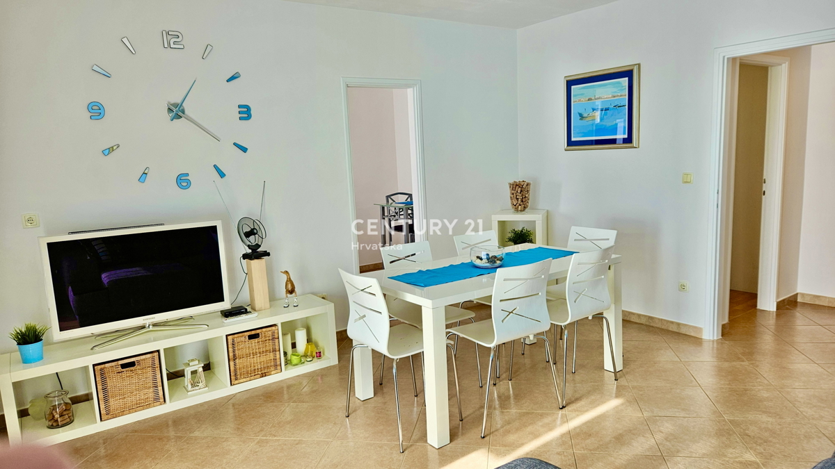 NOVIGRAD, OKOLICA, DVOSOBNO STANOVANJE LE 4 KM OD NOVIGRADA