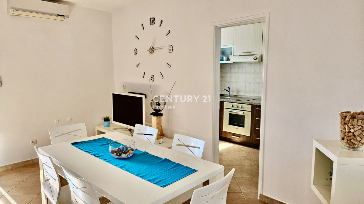 NOVIGRAD, OKOLICA, DVOSOBNO STANOVANJE LE 4 KM OD NOVIGRADA