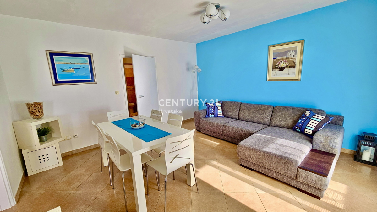 NOVIGRAD, OKOLICA, DVOSOBNO STANOVANJE LE 4 KM OD NOVIGRADA