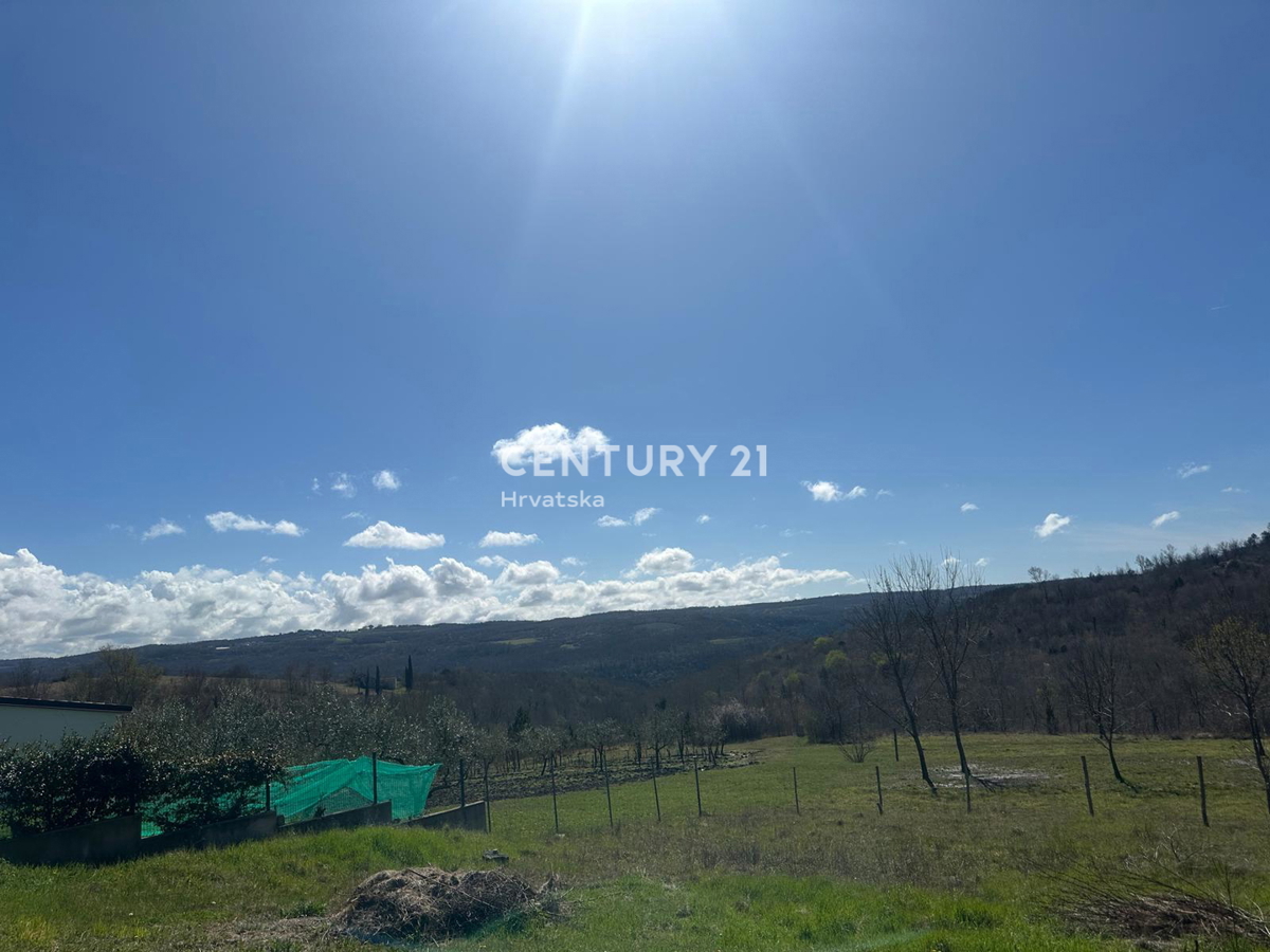 GROŽNJAN, PRODAJA ČUDOVITEGA POSESTVA Z ODPRTIM POGLEDOM NA NARAVO