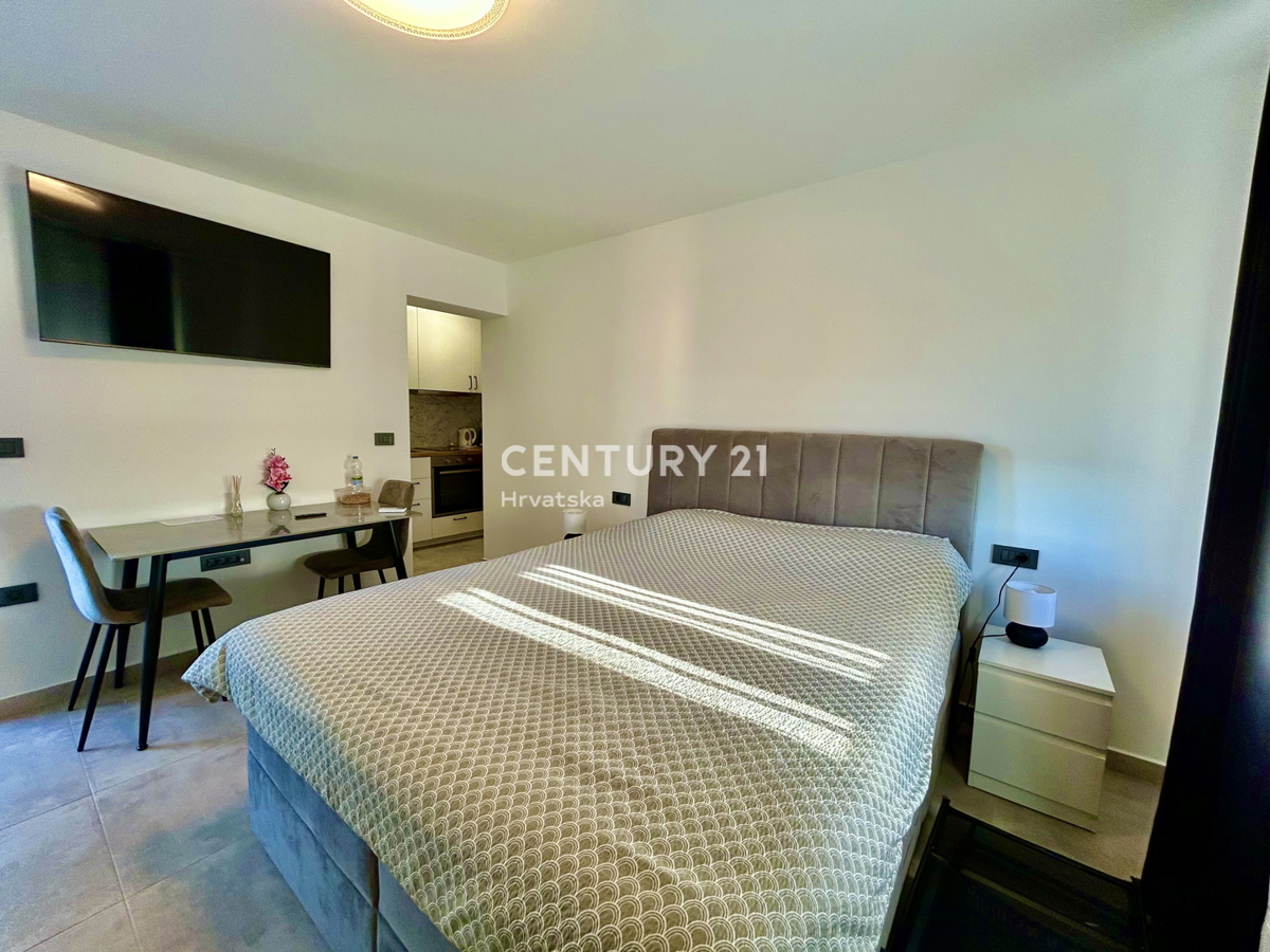 UMAG, CENTAR, RENOVIRANA IN OPREMLJENA GARSONJERA S POGLEDOM NA MORJE