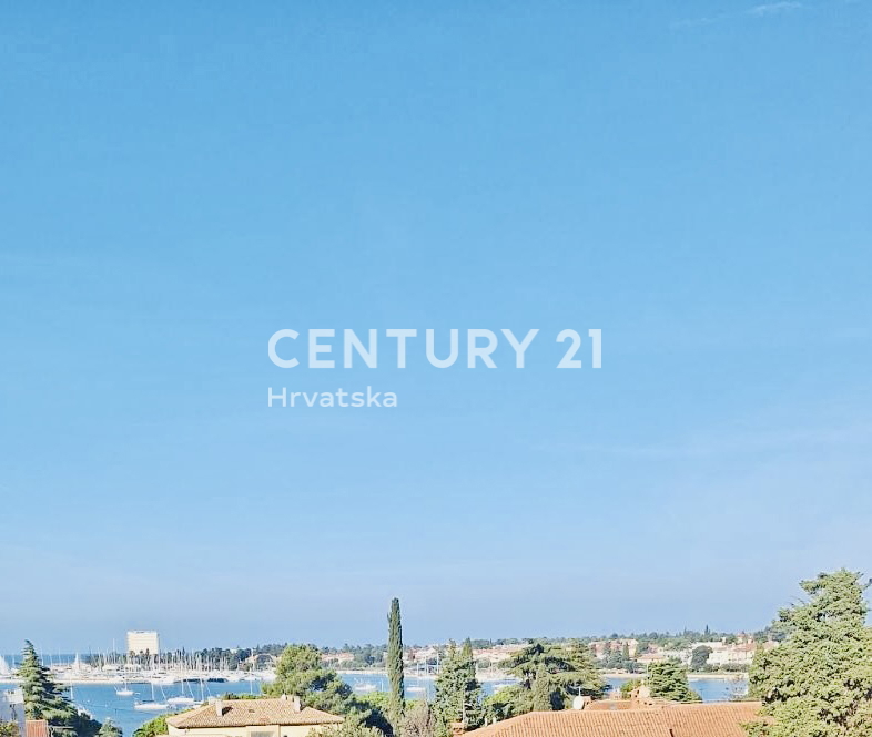 UMAG, CENTAR, RENOVIRANA IN OPREMLJENA GARSONJERA S POGLEDOM NA MORJE