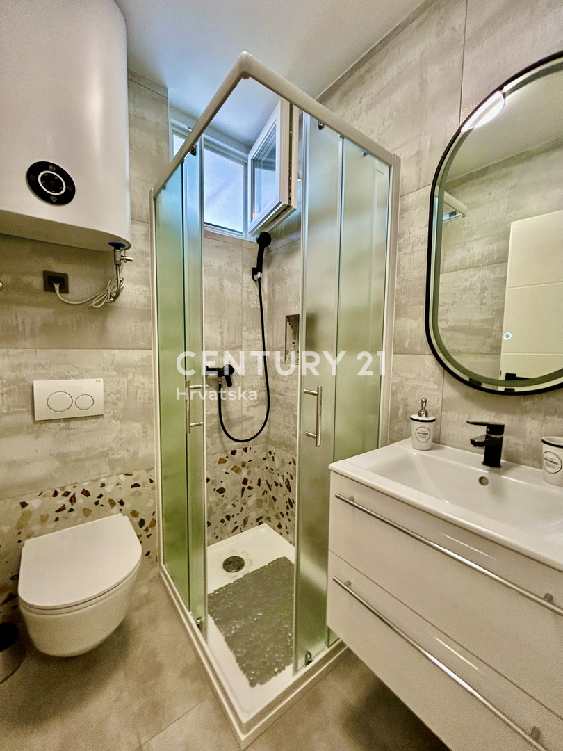 UMAG, CENTAR, RENOVIRANA IN OPREMLJENA GARSONJERA S POGLEDOM NA MORJE