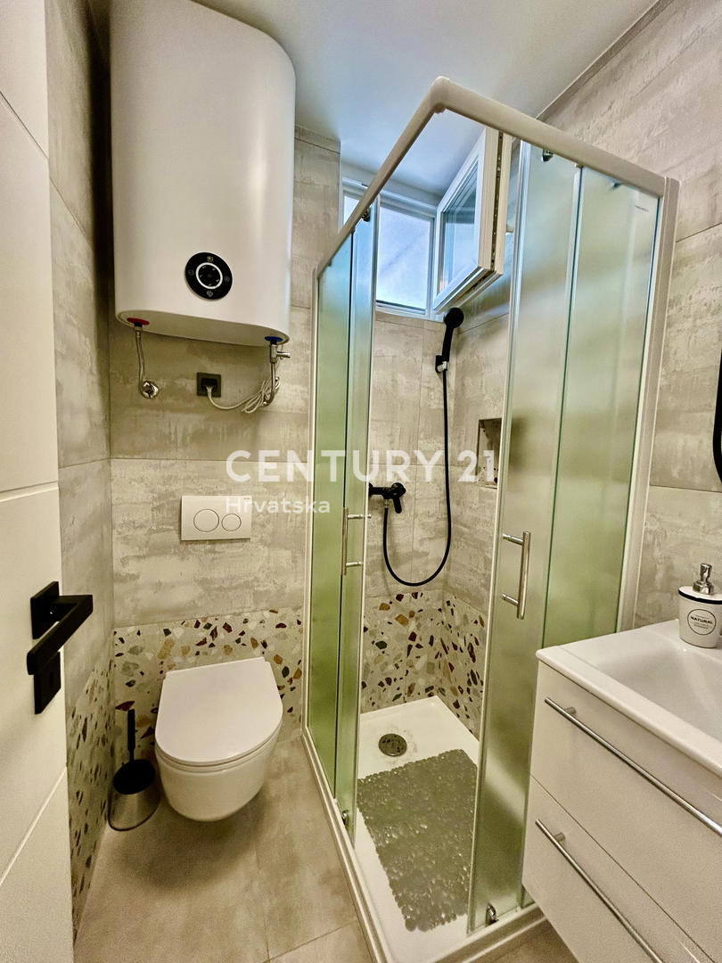 UMAG, CENTAR, RENOVIRANA IN OPREMLJENA GARSONJERA S POGLEDOM NA MORJE