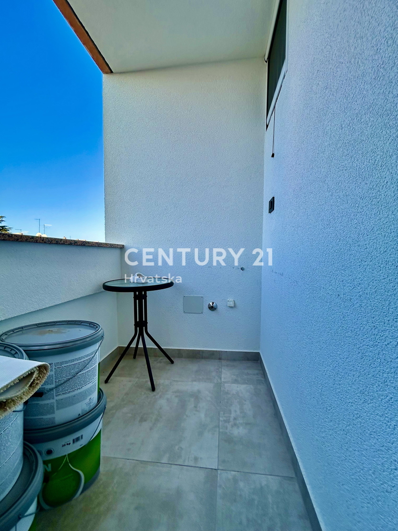 UMAG, CENTAR, RENOVIRANA IN OPREMLJENA GARSONJERA S POGLEDOM NA MORJE