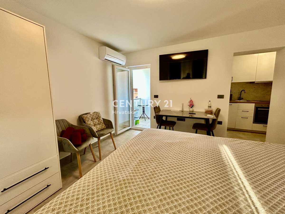 UMAG, CENTAR, RENOVIRANA IN OPREMLJENA GARSONJERA S POGLEDOM NA MORJE